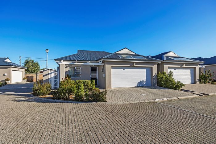 For Sale: House in Zonnendal with 3 bedrooms, security complex, and spacious patio.