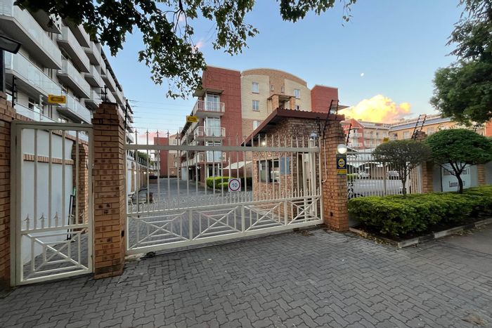 Hatfield Apartment To Rent: Open-plan living, secure complex, no load shedding.