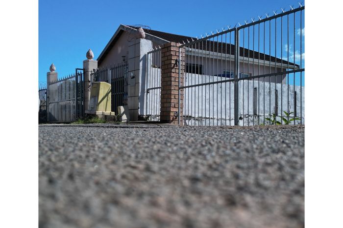 Newlands West House For Sale: 3 Bedrooms, double garages, open-plan kitchen, ample parking.
