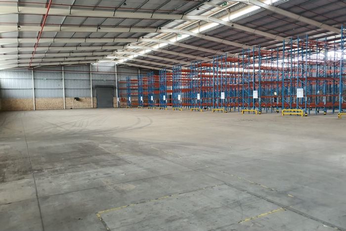Industrial Warehouse To Rent in Struandale Industrial: 4800m², loading bays, office space.