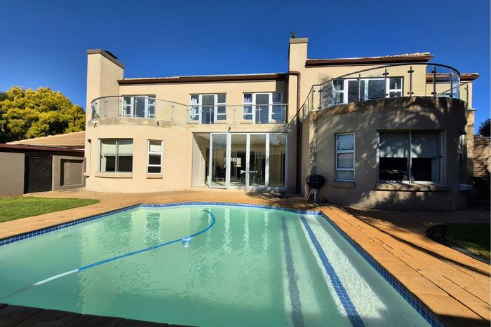 To Rent: Spacious Moreleta Park house with 4 bedrooms, security estate, solar power.