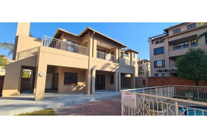 Sunninghill Apartment To Rent: 3 bedrooms, 2 balconies, pool access, secure complex.