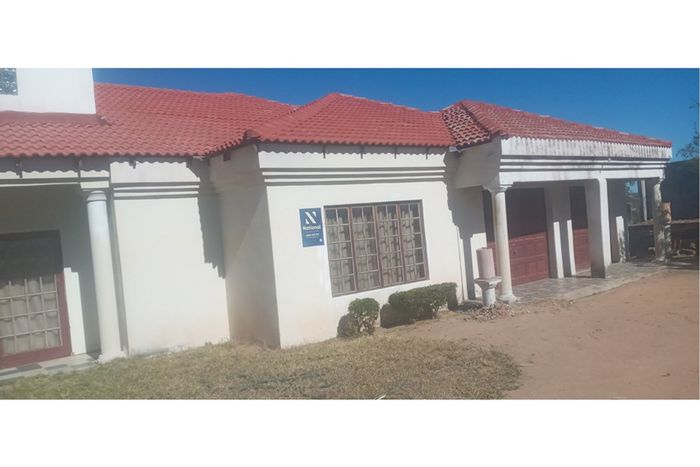 Spacious 6-bedroom house in Moletji with borehole and double garage for sale.