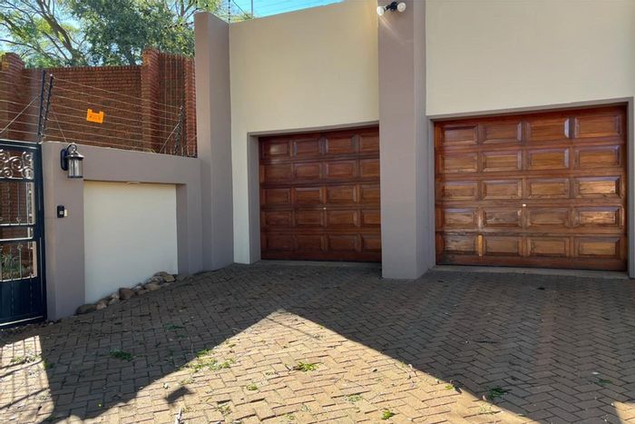 Chroompark House For Sale: 5 bedrooms, pool, study, and spacious living areas.