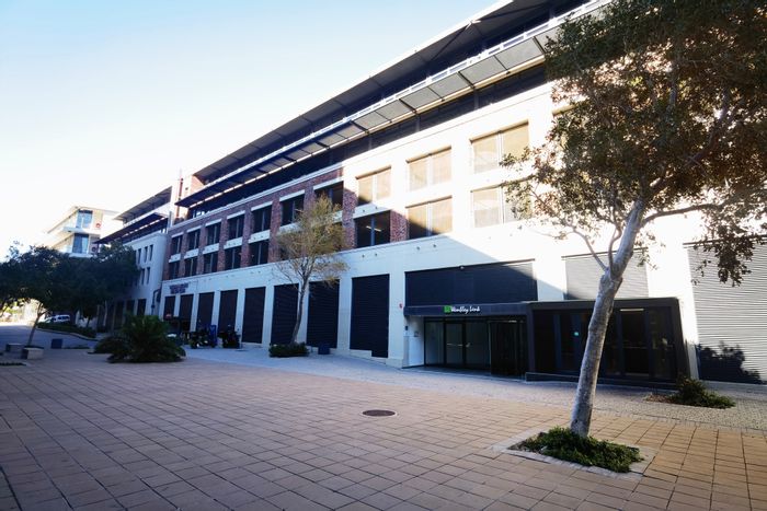 Office To Rent in Gardens: Customizable space, fiber-ready, gym access, parking available.