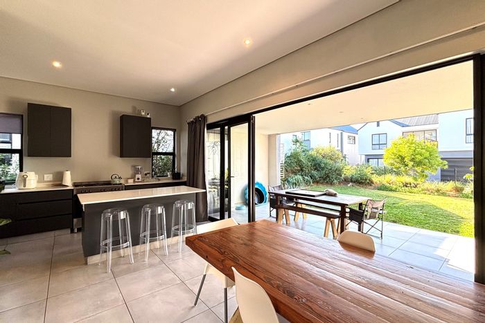 To Rent: Townhouse in Zululami Luxury Coastal Estate with garden, 3 bedrooms, parking.