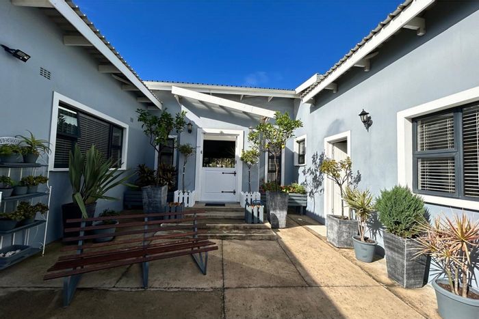 Cintsa East House For Sale: 3 bedrooms, pool, flatlet, and spacious living areas.