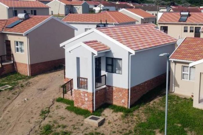 Braelyn House For Sale: 2 Bedrooms, Private Garden, Family-Friendly Community.