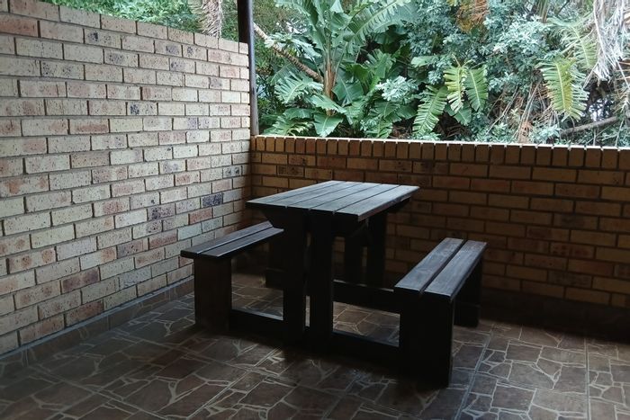 Ramsgate Apartment To Rent: Studio with rooftop access, parking, near beach amenities.