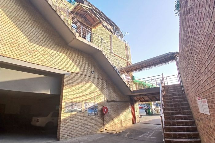 Ramsgate Apartment To Rent: Studio with rooftop access, parking, near beach and amenities.