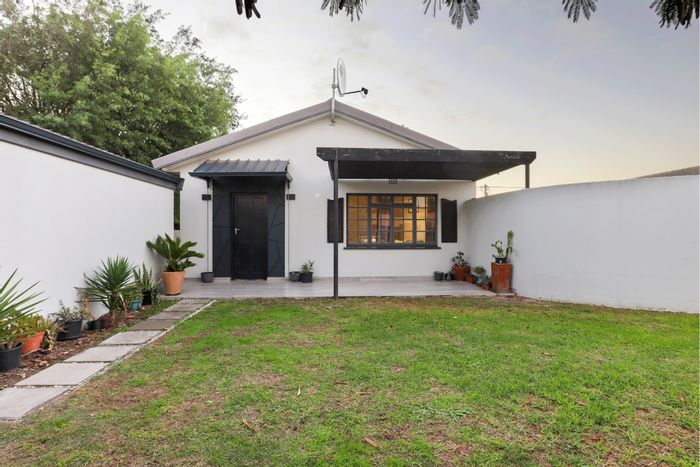 Bothasig House For Sale: 3 Bedrooms, 2 Bathrooms, Spacious Yard, Parking Available.
