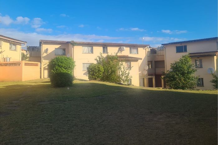 3-Bedroom Apartment in Brackenham For Sale, close to schools and shopping.