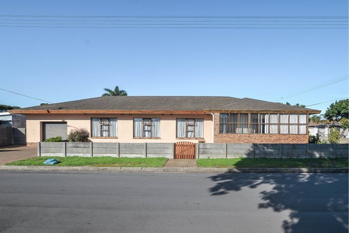 Richmond Estate House For Sale: 4 Bedrooms, spacious layout, garage, renovation potential.