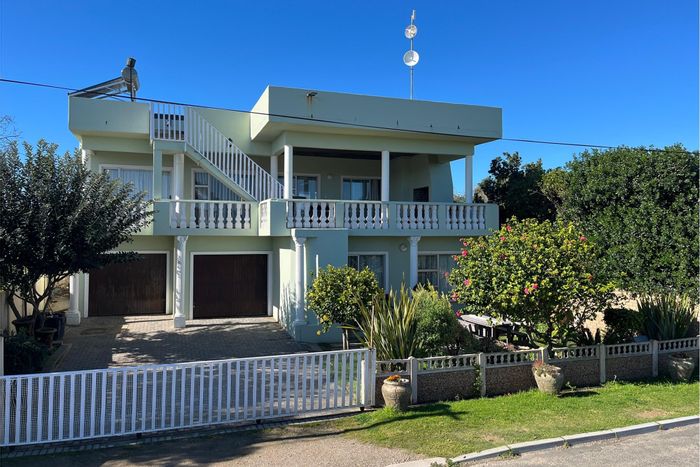 For Sale: House in Gouritsmond Central, 3 beds, sea views, ideal for rentals.