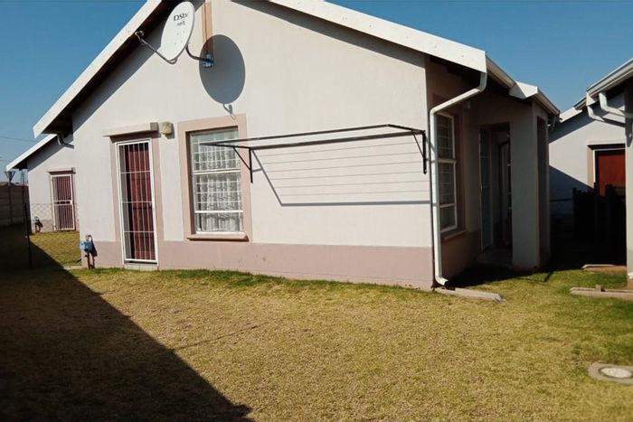 Townhouse To Rent in Randfontein Central: 2 beds, prepaid electricity, water included.