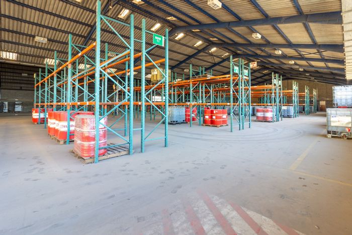 Industrial property in Markman to rent: large warehouse, yard access, security features.