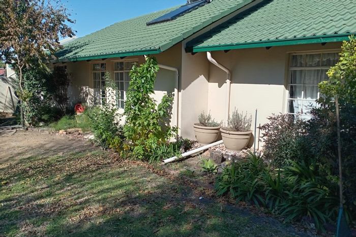 For Sale: 4-bedroom house in Noordrand with flat, garden, solar panels, and parking.