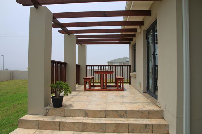 Kidds Beach House To Rent: 2 beds, private garden, close to beach and amenities.
