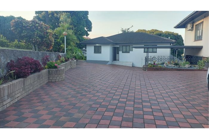 House To Rent in Westville: 3 Bedrooms, Air Conditioning, Near Mosque, Parking for 2.