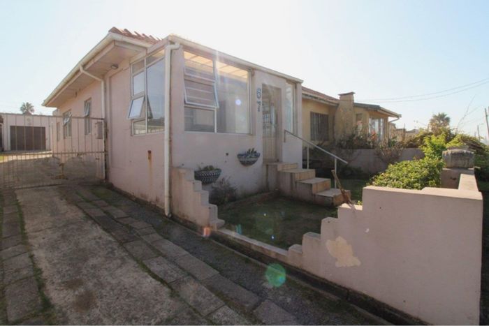 House To Rent in West Bank: 3 beds, braai area, pet-friendly, near beach.