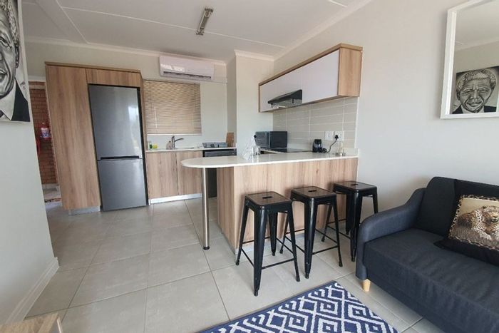 Ballito Central Apartment To Rent: 1 bed, pool, gym, pet-friendly, 2 parking.