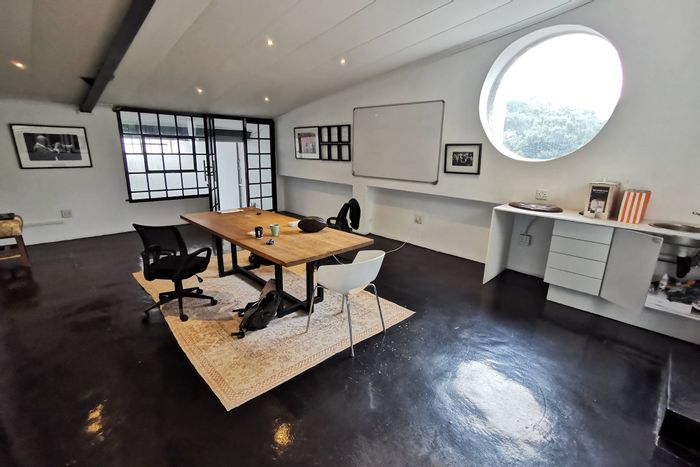 Office To Rent in Braamfontein Werf: Secure space with parking, near transport and amenities.