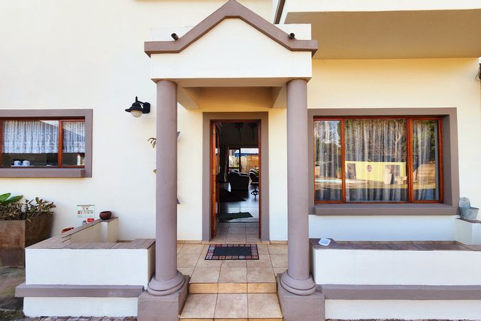 Valhalla House For Sale: 5 bedrooms, pool, garden, 6 parking spaces.