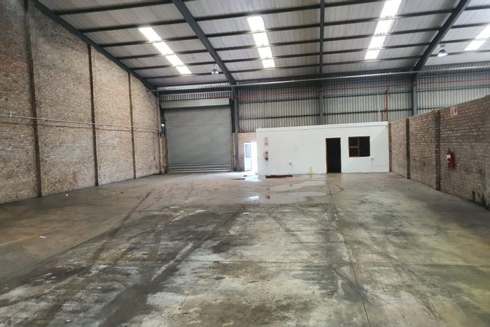 Industrial warehouse to rent in Deal Party with office, security, and loading access.