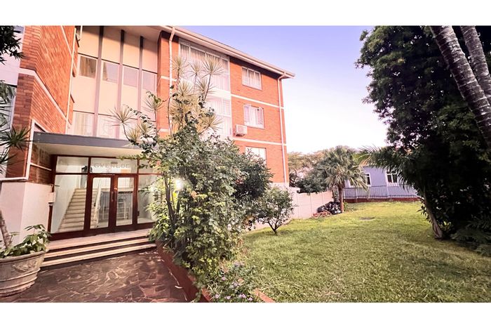 Windermere Apartment To Rent: 2 Bedrooms, balcony, covered parking, near amenities.
