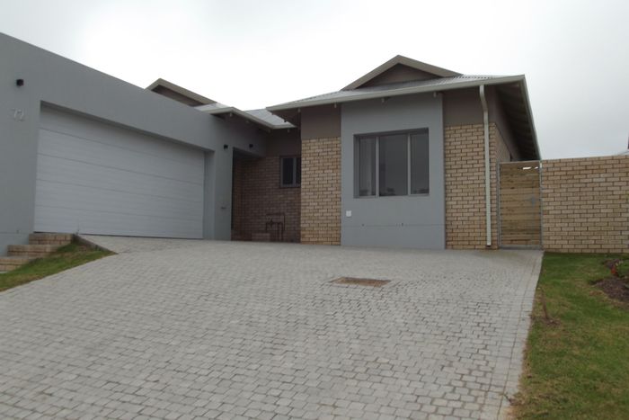 For Sale: House in Mooikloof Country Estate with 3 beds, double garage, pet-friendly.