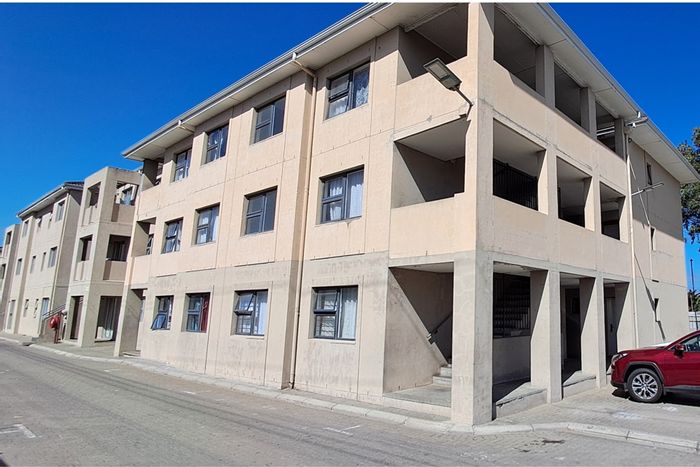 Thornton Apartment To Rent: Bachelor layout, ample storage, pre-paid utilities.
