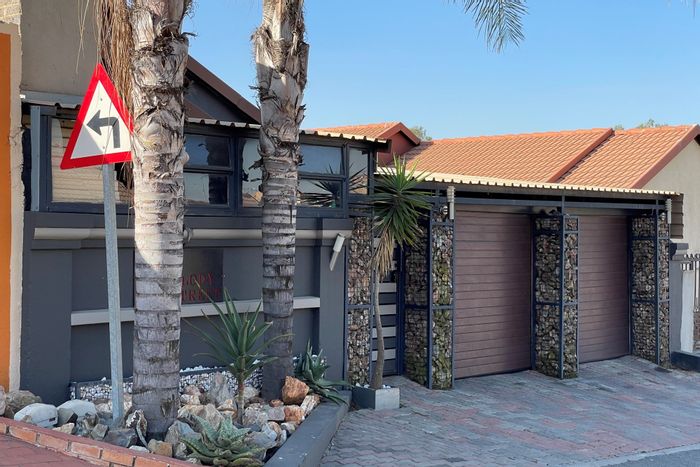 For Sale: Townhouse in Olievenhoutbosch with 4 bedrooms, 2 bathrooms, parking for 4.