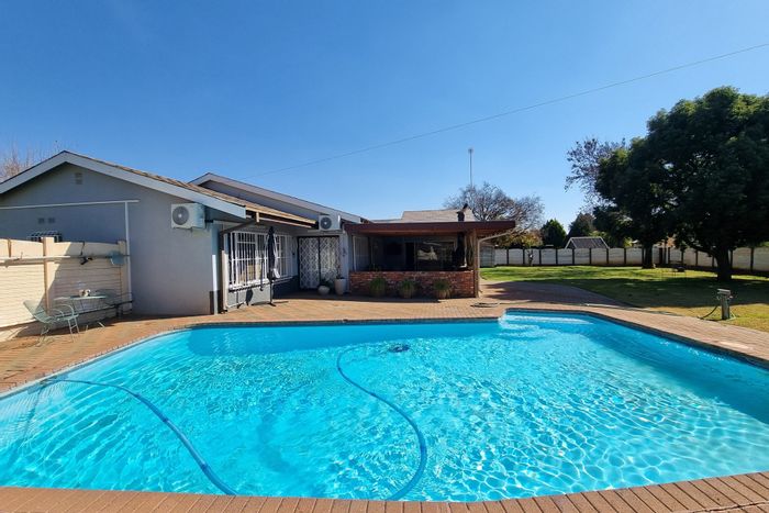For Sale: 3-Bedroom House in Meiringspark with pool, bar, and spacious garden.