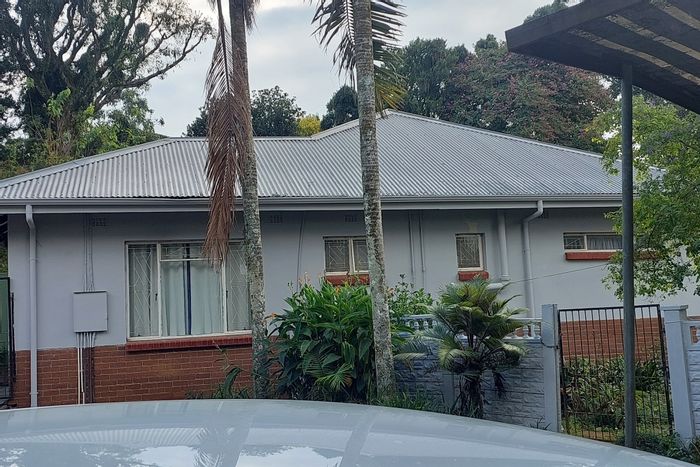 Athlone Lodge For Sale: 4 beds, pool, flatlets, close to amenities.