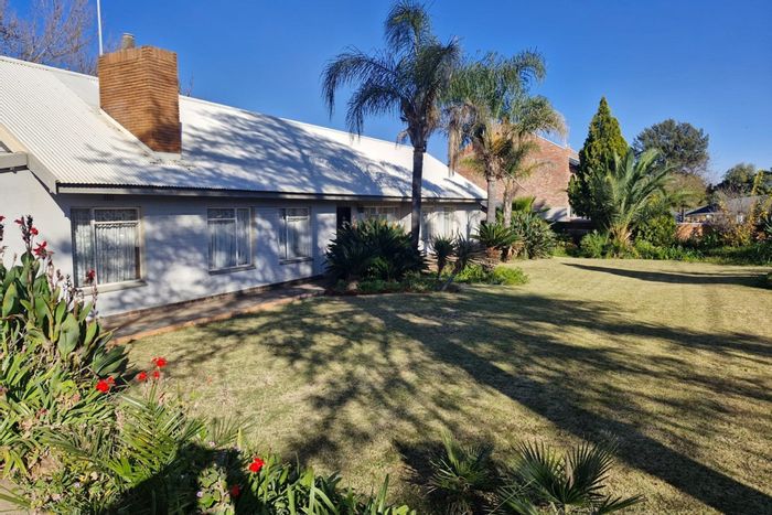 Wilkoppies House For Sale: 3 Bedrooms, Pool, Braai Area, Ample Parking.