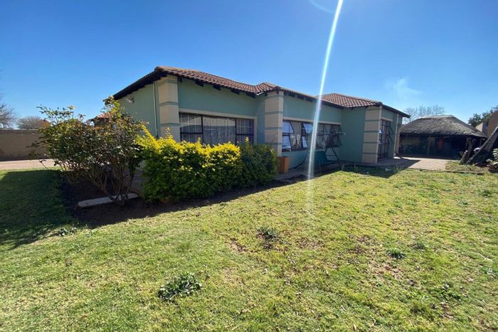 House To Rent in Vanderbijlpark CE: 3 beds, garden, garage, pet-friendly.