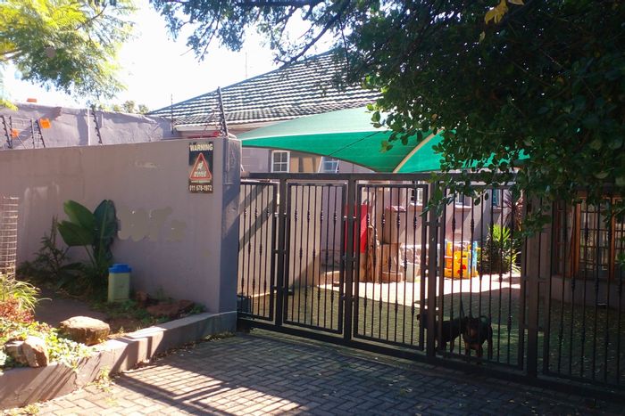 Melville House For Sale: 5 beds, 4 baths, flatlets, solar, pet-friendly.