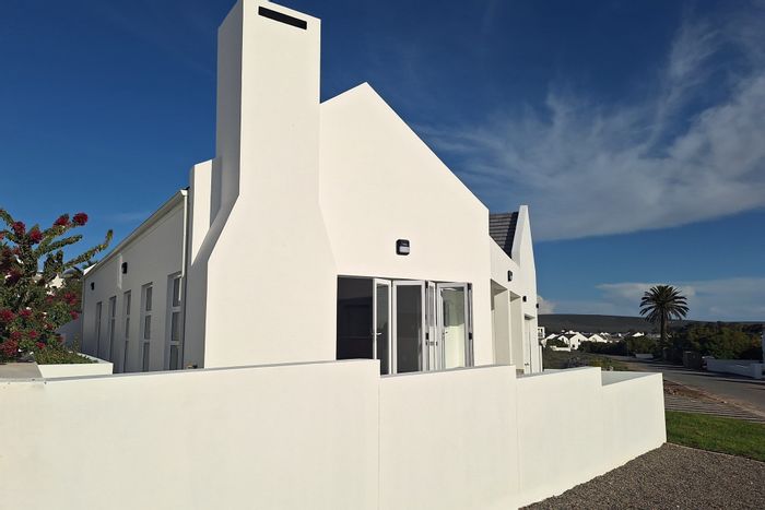 For Sale: House in Shelley Point with golf estate access, garden, and study nook.