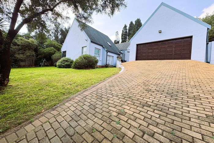 Roodekrans House For Sale: 3 beds, pool, garden, double garage, family-friendly.