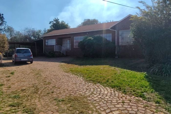 For Sale: House in Naturena with 4 beds, entertainment area, and spacious backyard.