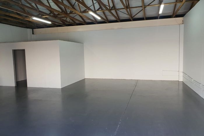 Industrial Warehouse To Rent in Walmer: 100m², office, ablutions, secure complex.