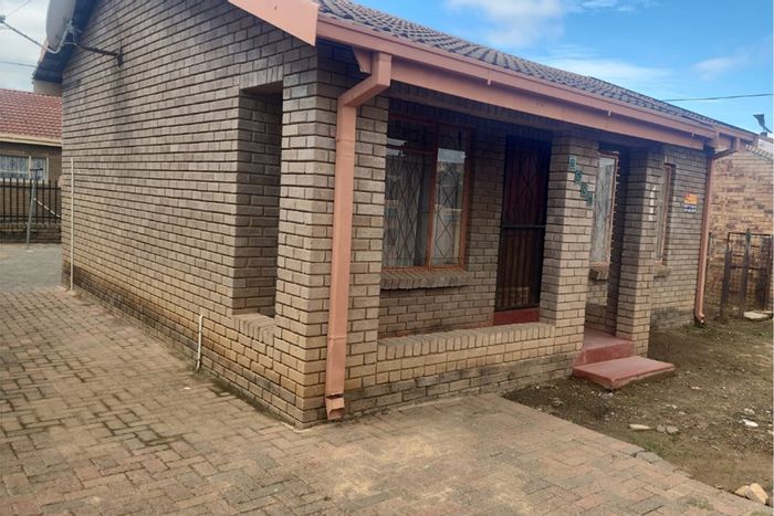 House for Sale in Phuthaditjhaba Central: 2 beds, fenced yard, parking for 2.