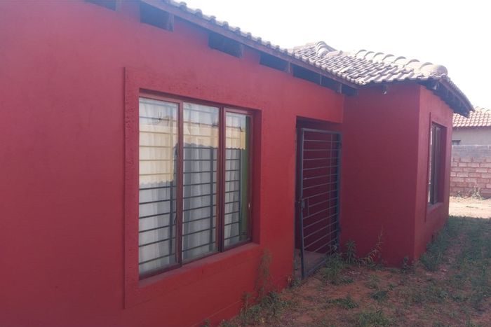 For Sale: House in Lehae with 3 bedrooms, open-plan living, and approved building plans.