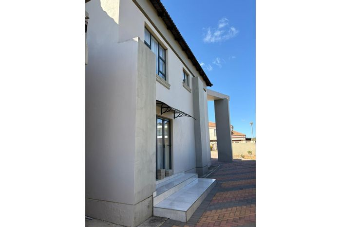 Eagles Crest House For Sale: 5 Bedrooms, Security Estate, Subdivision Potential.