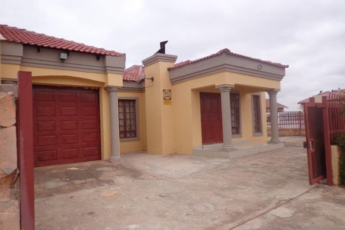 For Sale: House in Mahlasedi Park with 3 bedrooms, garage, and spacious layout.