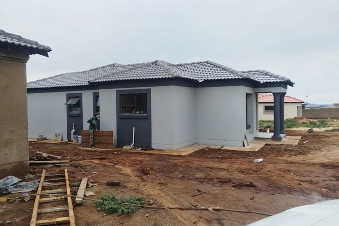 For Sale: House in Bendor with 3 bedrooms, en-suite, open plan living.