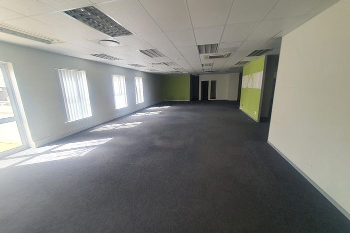 Walmer Office To Rent: 820m², flexible layout, air-conditioned, secure access, ample parking.