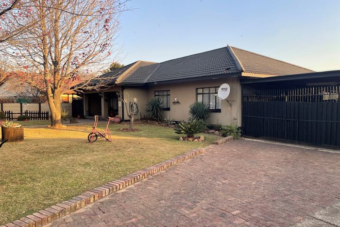 Kriel Central House For Sale: 3 bedrooms, large yard, income potential, ample parking.