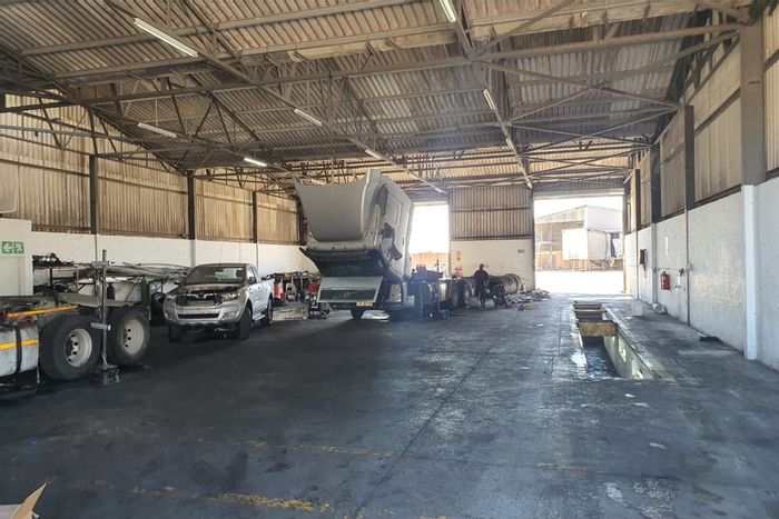 Industrial workshop to rent in Deal Party with truck access, office space, and security.