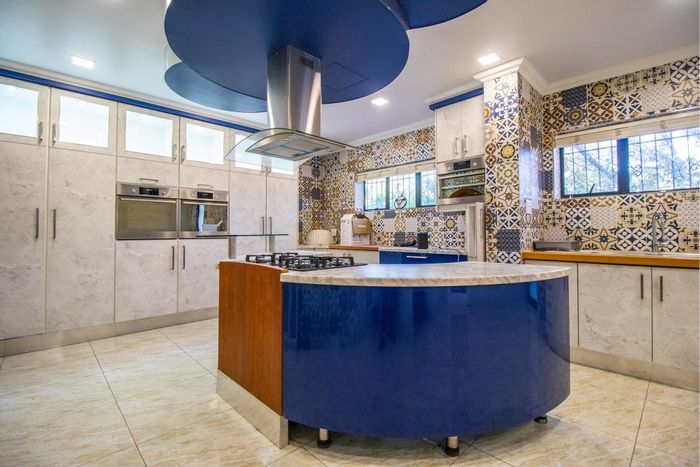For Sale: Spacious Welgelegen House with dual-living, pools, and multiple kitchens.